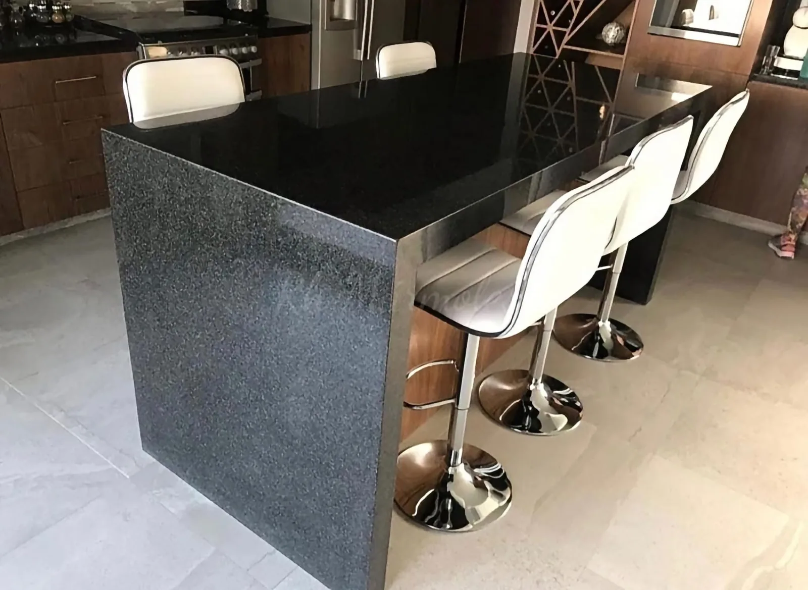 Barra de granito negro pulido en cocina con diseño contemporáneo