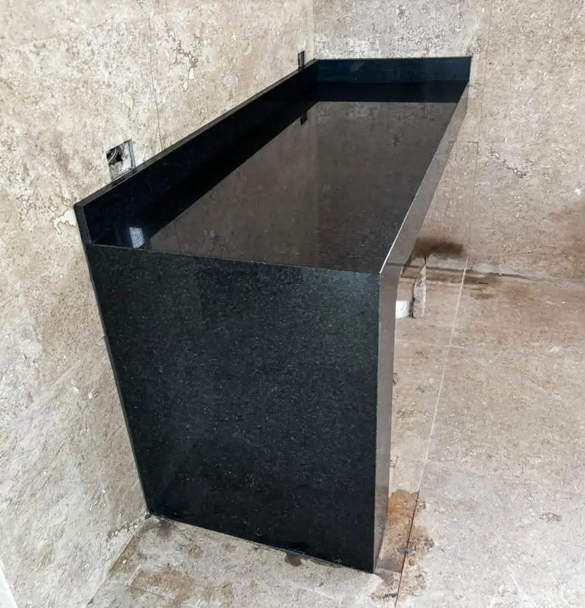 Barra volada de superficie negra con caída lateral